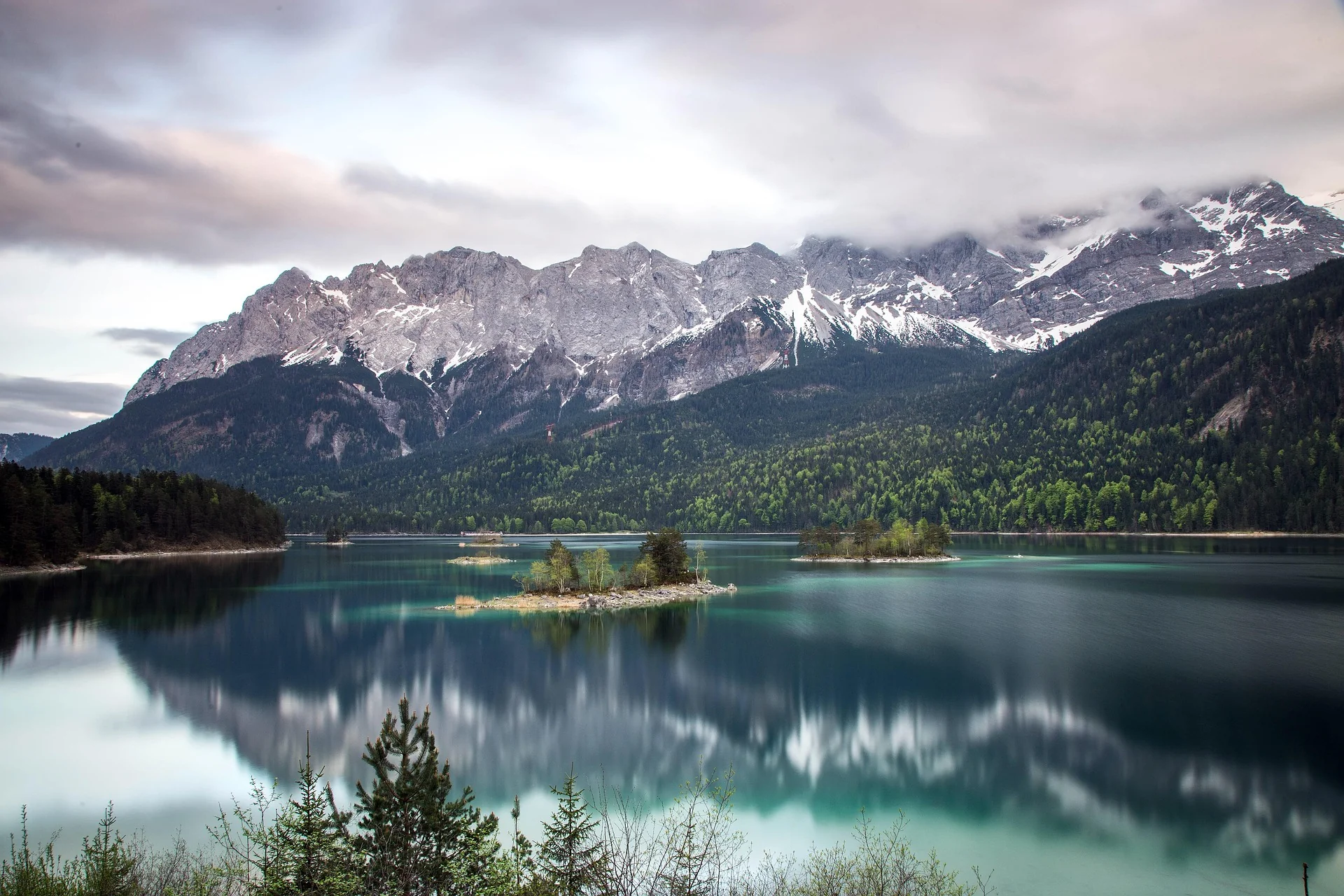 Türkiser Bergsee aus der Vogelperspektive in der Region Garmisch-Partenkirchen